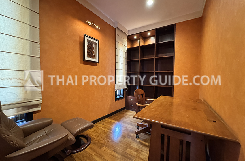 House with Private Pool in Phaholyothin 